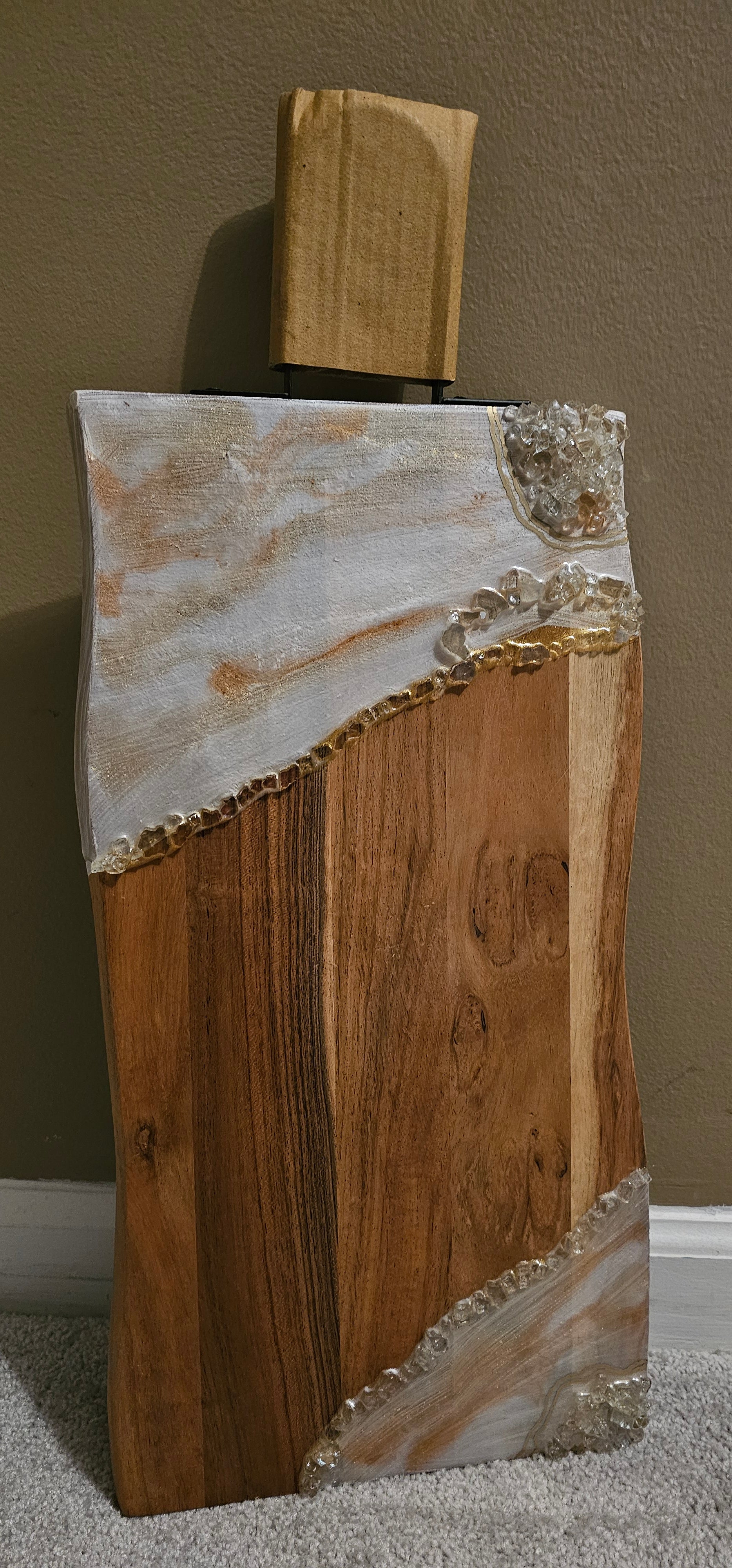Resin Art chacuterie board with crystals – The Makings by Swann