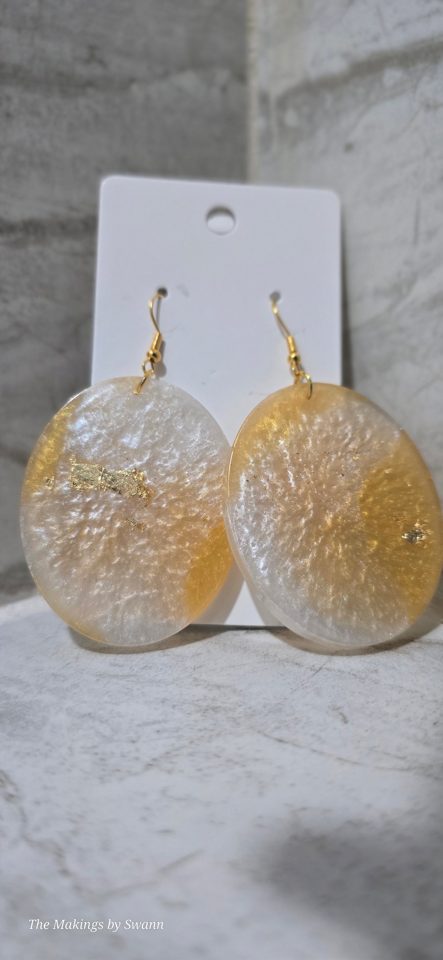 Medium pearl & Gold oval earrings