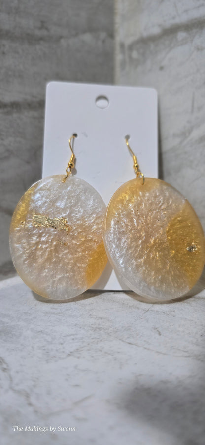 Medium pearl & Gold oval earrings