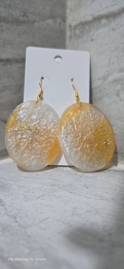 Medium pearl & Gold oval earrings