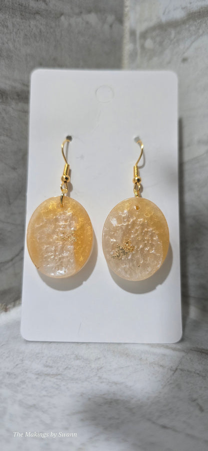 Small oval pearl & Gold earrings