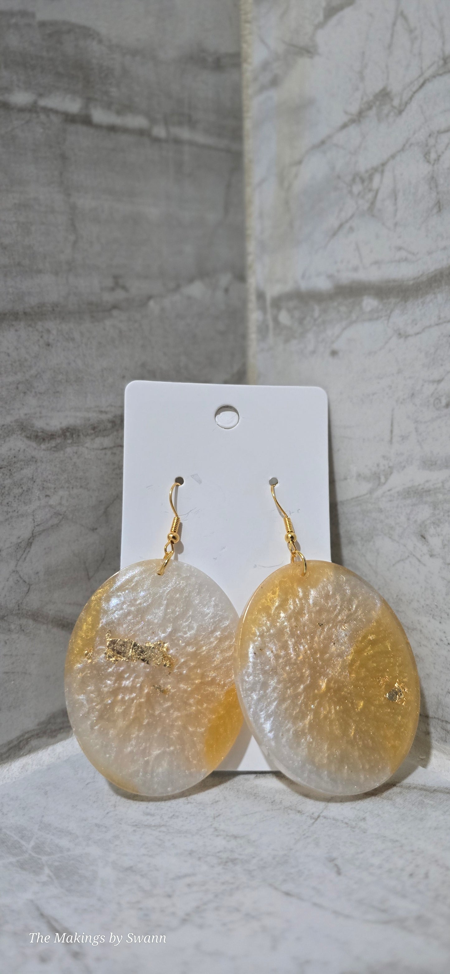 Medium pearl & Gold oval earrings