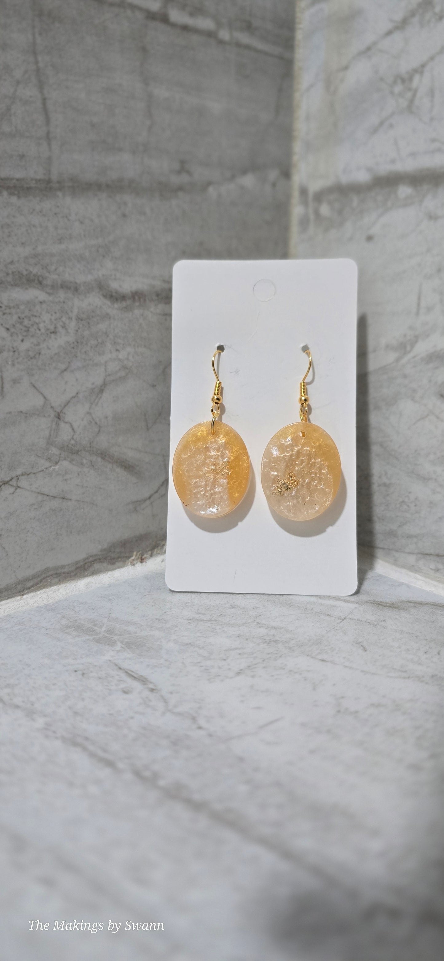 Small oval pearl & Gold earrings